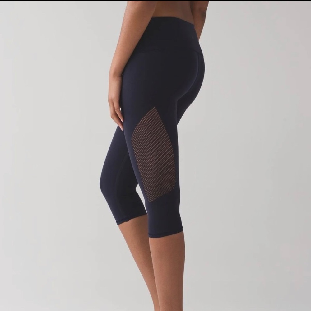 SOLD!! Lululemon Reveal Crop